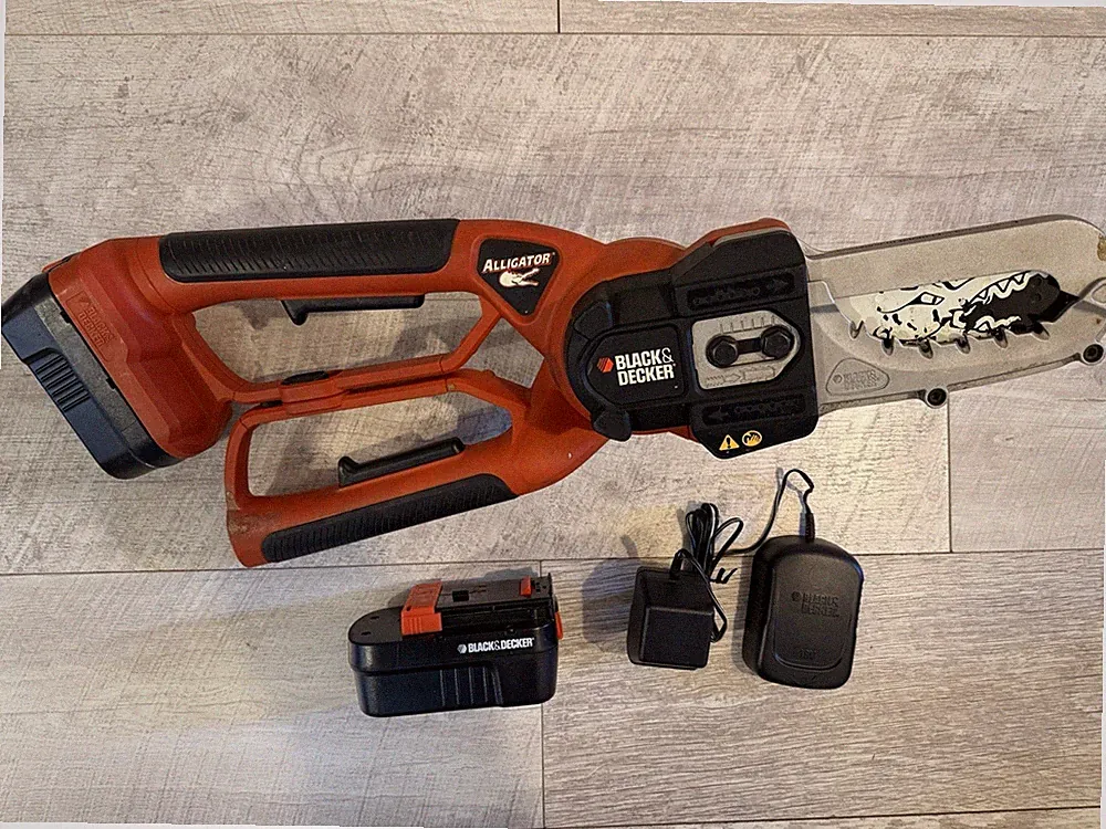Black & Decker GKC1000 Akku 18V Alligator Kettensäge +2 Akkus +NEUE KETTE