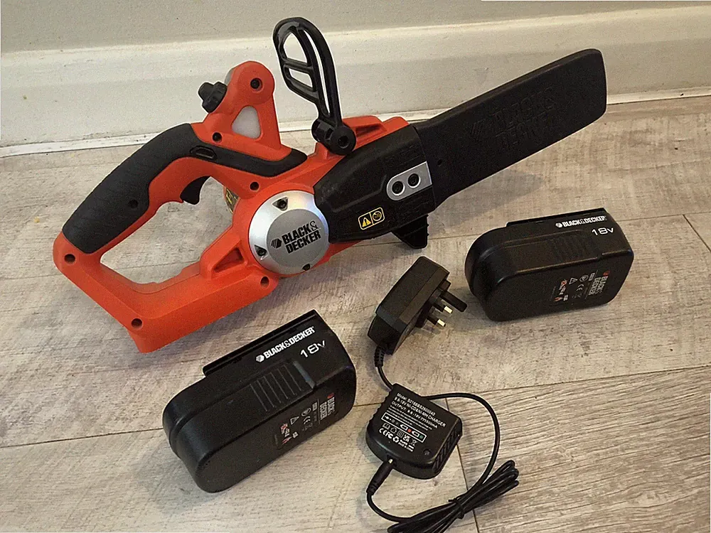 Black & Decker GKC1817 Akku 18V Kettensäge +2 Akkus, Ladegerät & neue Kette