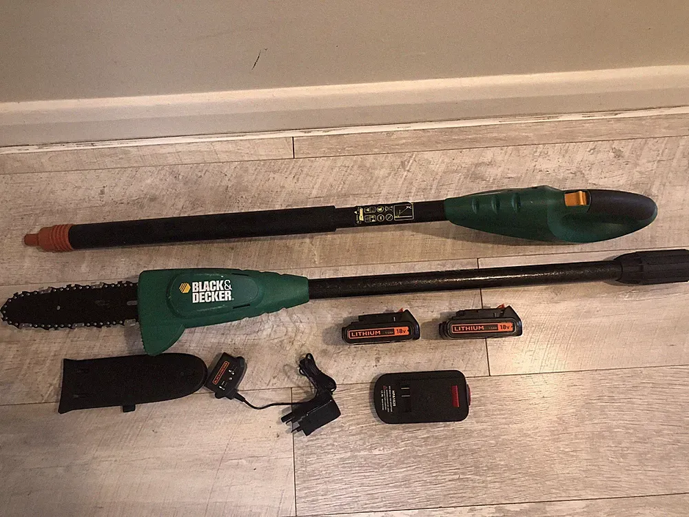 Black & Decker GPC1800 Akku-Hochentaster-Kettensäge 18 V mit großer Reichweite 2 Li-Ion Akkus