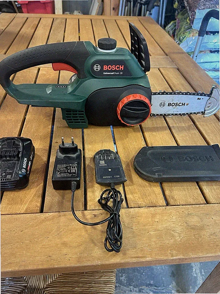 Bosch Akku Kettensäge UniversalChain 18 + Akku + Ladestation , 200 mm, 18 Volt