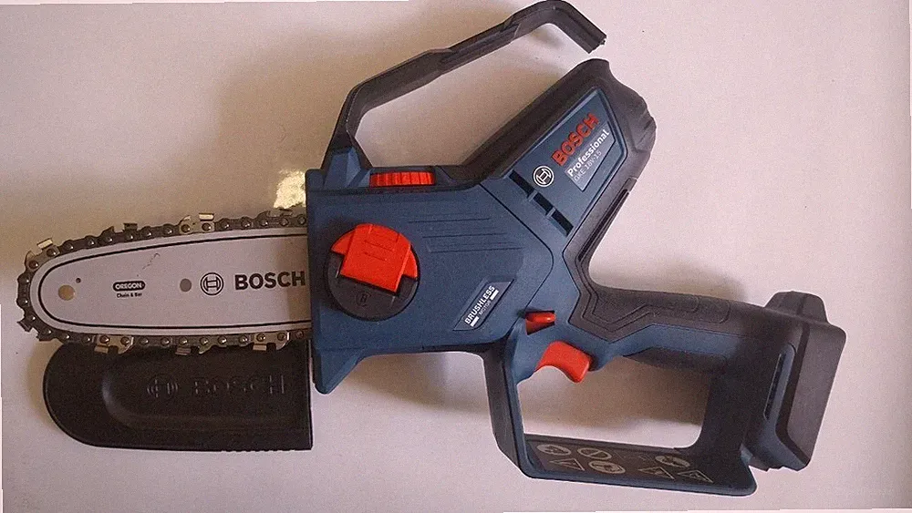Bosch GKE 18V-15 Akku-Kettensäge | Unbenutzt / Wie neu – Gehäuseschaden