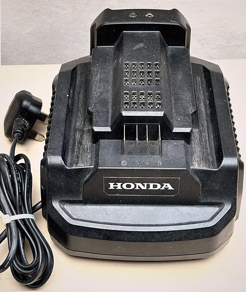 DEFEKT HONDA HBC 210 W 56V 3A AKKU LADEGERÄT FÜR AKKU HECKENSCHERE