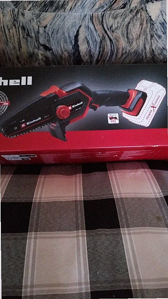 Die Einhell Akku-Holzsäge ist neu und originalverpackt (ohne Akku) und kostet 90