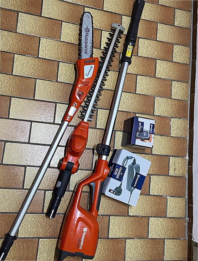 Husqvarna Teleskop Akku-Heckenschere mit Kettensägen-Aufsatz Akku+Lader