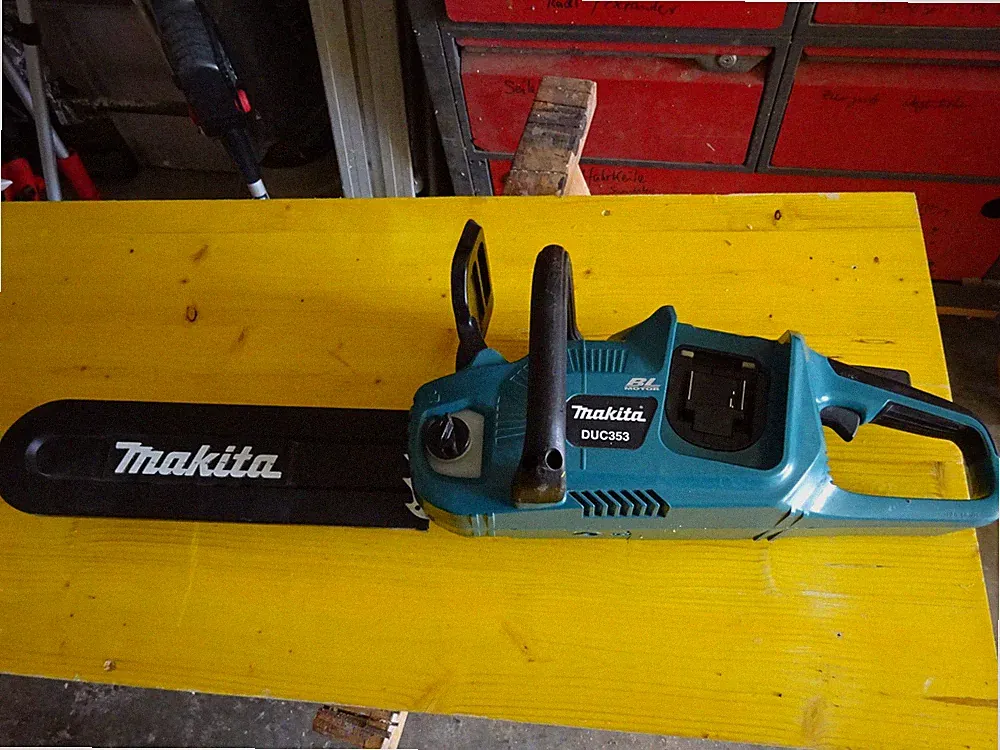 Makita DUC353 Akku-Kettensäge - 35cm solo, ohne Akku ohne Ladegerät mit 3 Ketten