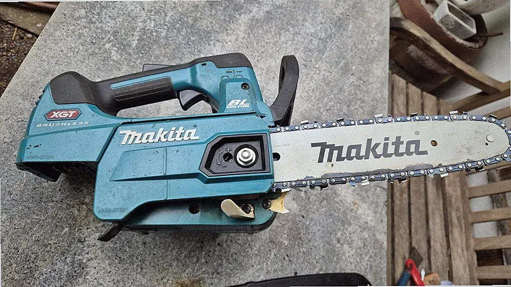 Makita XGT 40V max. Akku-Kettensäge UC002G