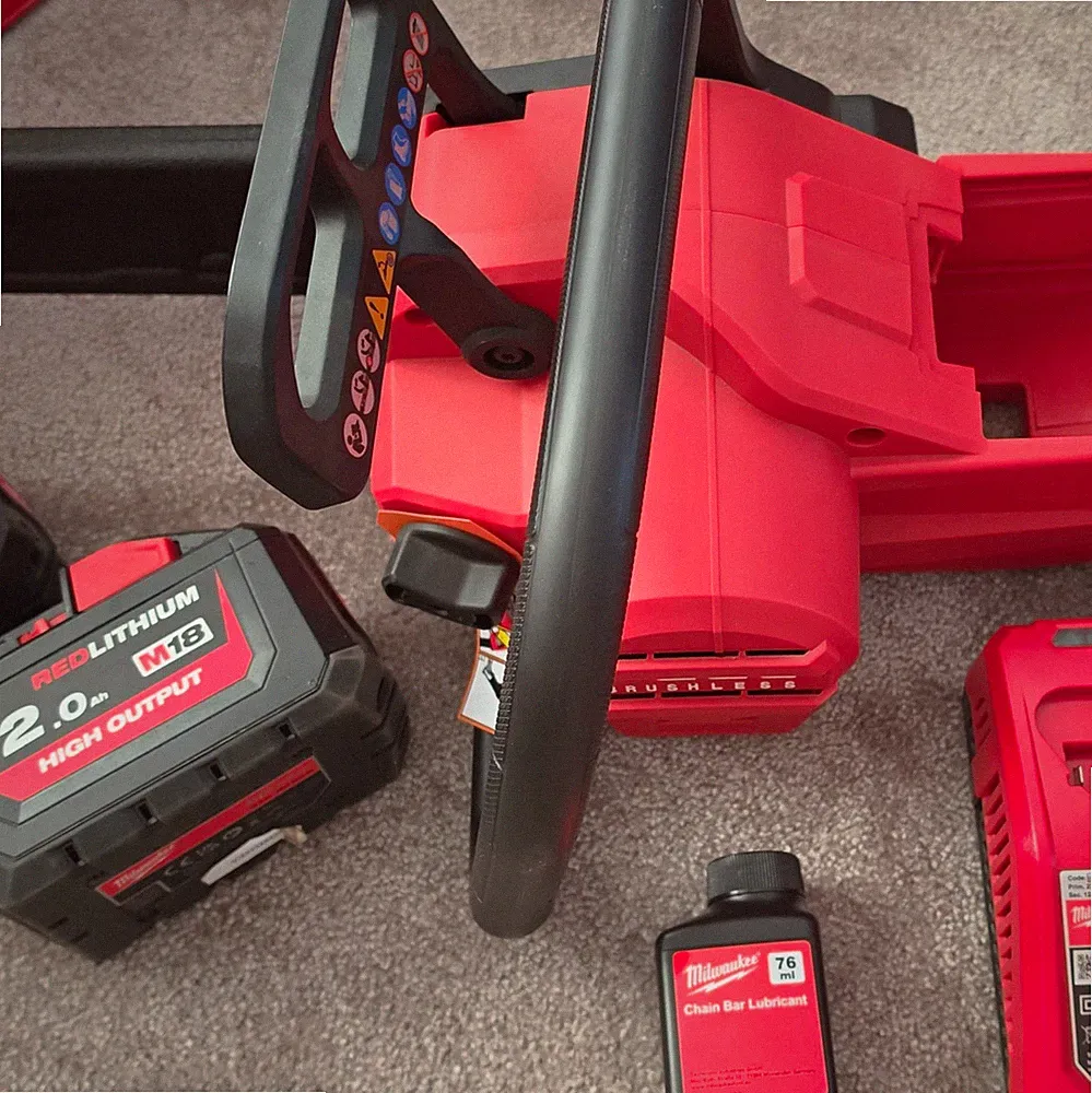 Milwaukee M18 FCHSC FUEL bürstenlos Akku-Kettensäge Set mit 2 X 12.0Ah Akkus