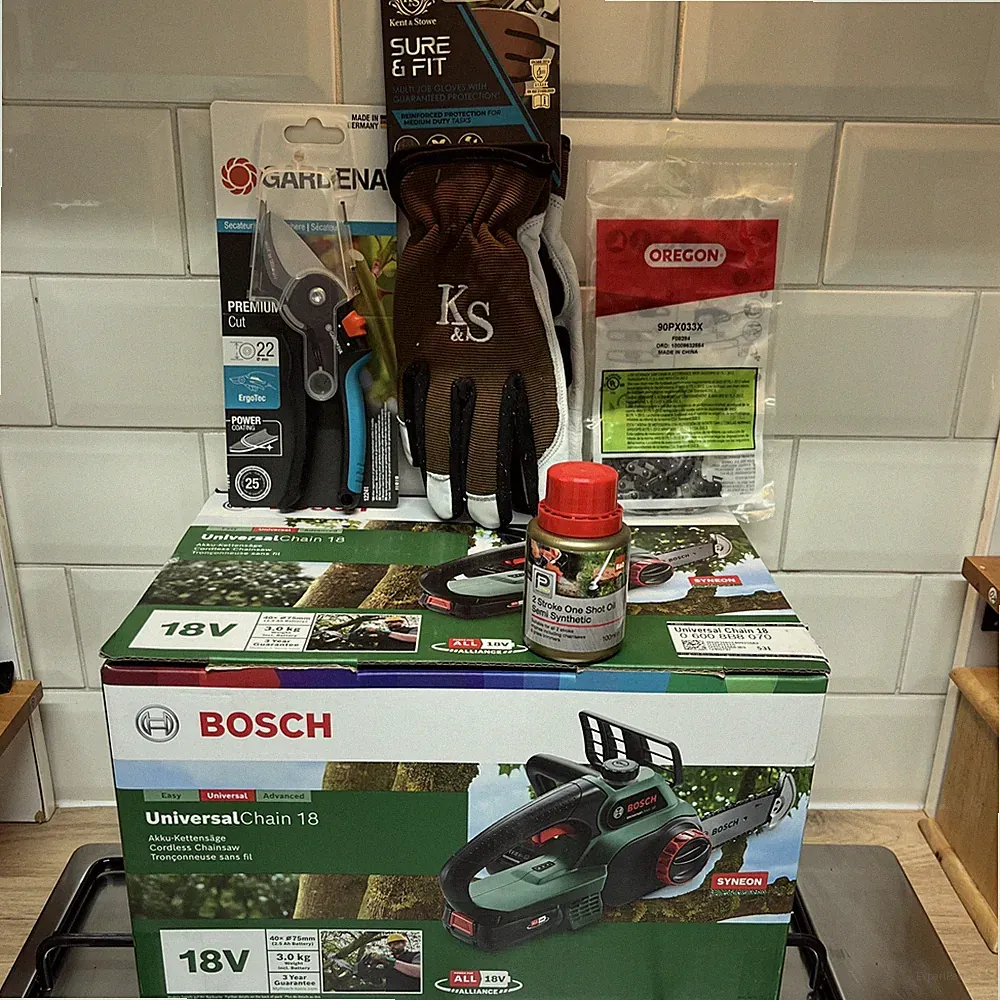 Neu Bosch UniversalChain 18V Akku Kettensäge + Öl + Handschuhe + Gartenschere + Kette