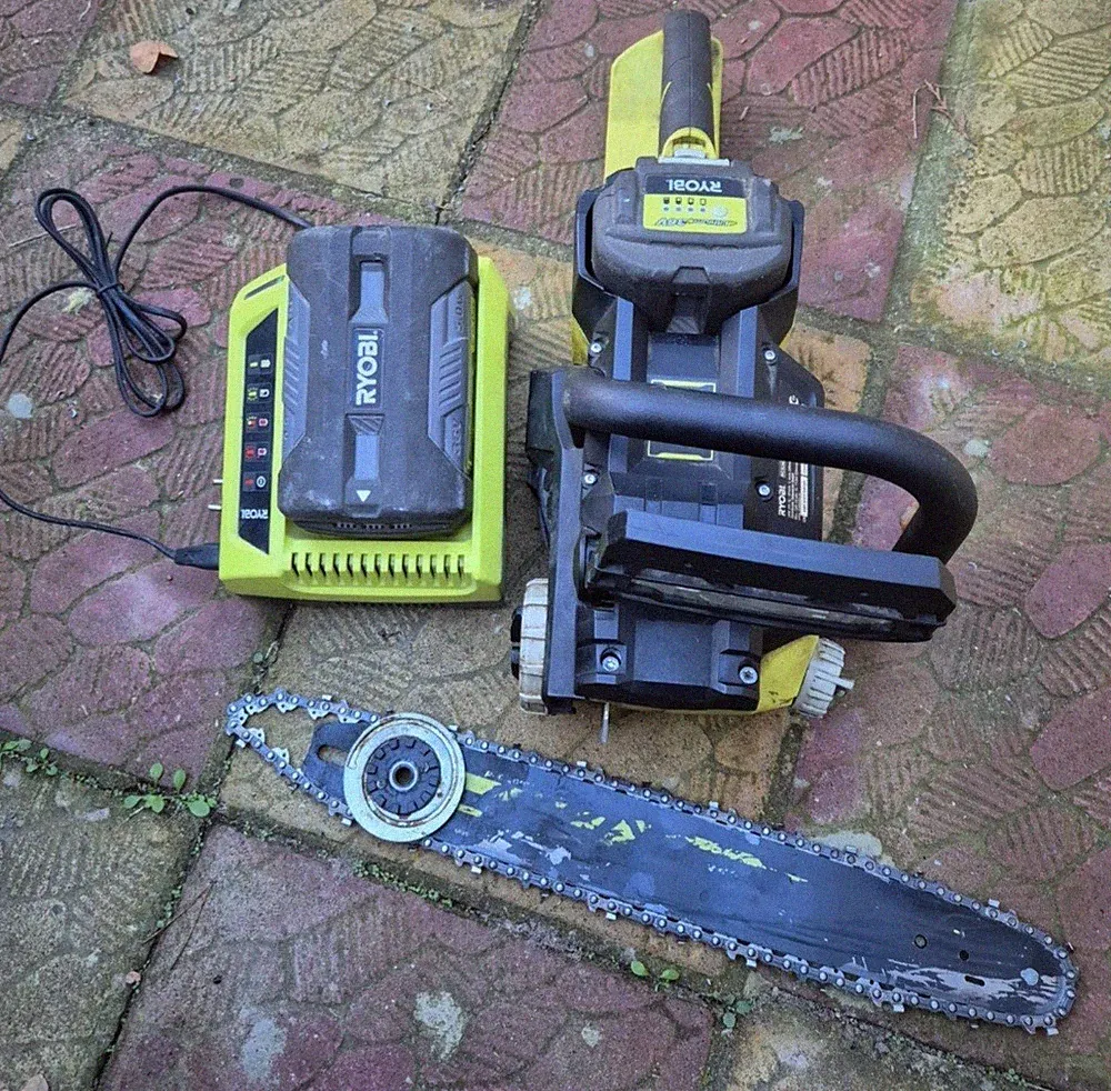 Ryobi Akku Kettensäge(defekt) mit 2 Akkus und Ladegerät