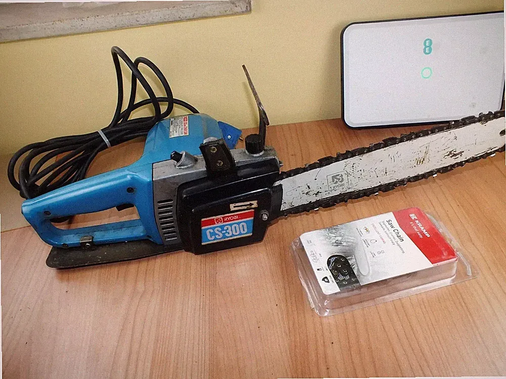 Ryobi Kettensäge CS-300 funktionstüchtig, neue Kette, 240 V, 1250 W, 12" Stab