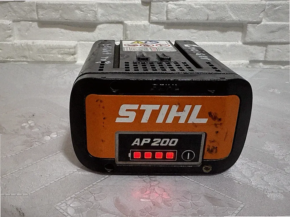 Stihl Akku AP 200 für Bastler für z.B. Kettensäge MSA 160 T/ eventuell Defekt