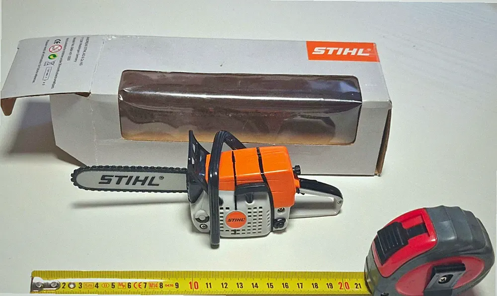 STIHL Miniatur Motorsäge mit integriertem FM-Radio Modell 0464 451 0020 Rarität